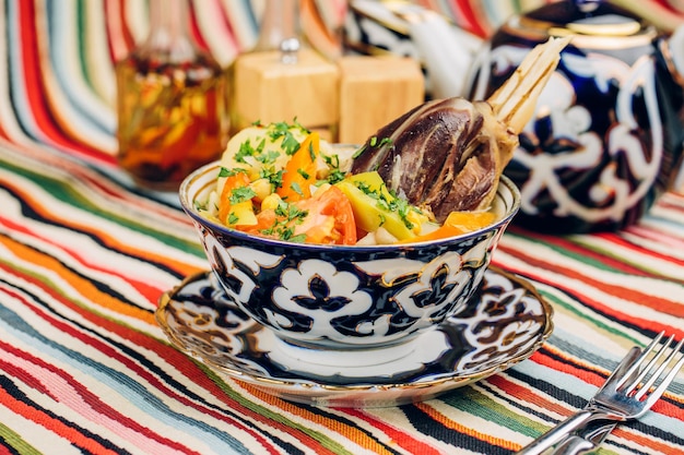 柔らかい肉のロインラムチョップからのスープShurpaタシケントの伝統的なウズベクのスープ