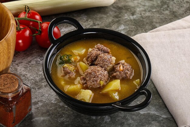 Foto zuppa con polpette di manzo e verdure