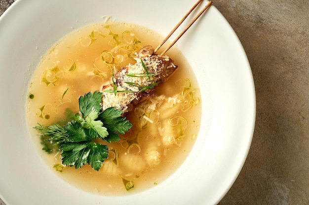 Суп с клецками и мясом в миске Селективный фокус крупным планом