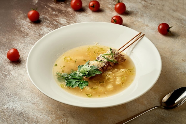 Foto zuppa con gnocchi e carne in una ciotola primo piano del fuoco selettivo