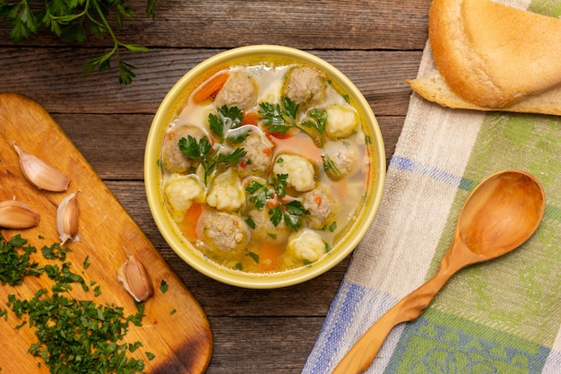 Zuppa con polpette e gnocchi da vicino vista dall'alto