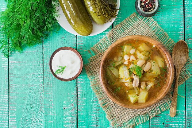 Zuppa con cetrioli sott'aceto e fagioli in stile ucraino