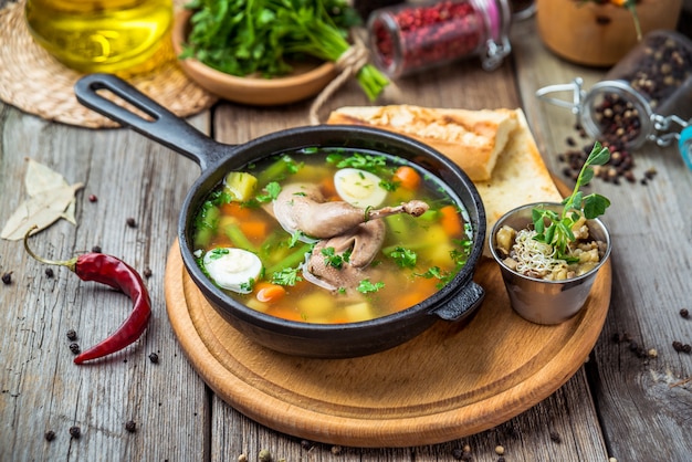 Zuppa di carne di quaglia, con uova di quaglia e verdure