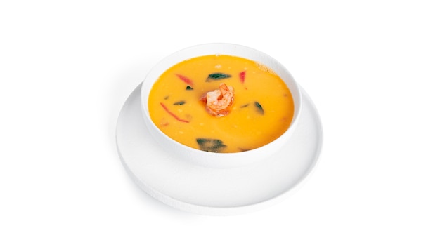 Суп с креветками в белом глубоком изолированном блюде. тайский суп с морепродуктами. тайский суп том ям.
