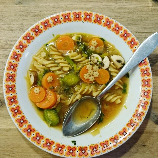 Foto zuppa con verdure e pasta