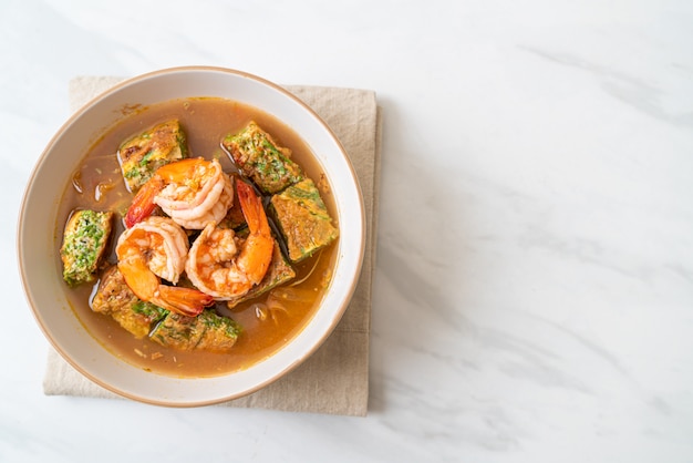 Zuppa acida a base di pasta di tamarindo con gamberi e frittata di verdure