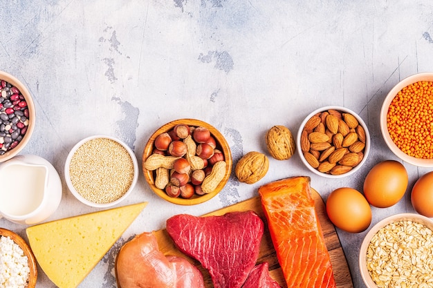 Фото Источники здорового белка - мясо, рыба, молочные продукты, орехи, бобовые и злаки.