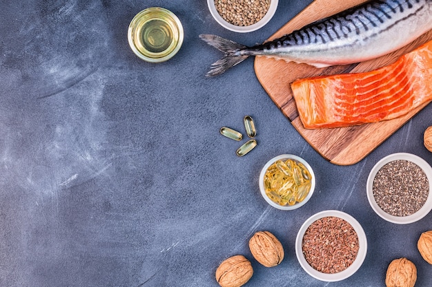 Foto fonti di omega 3: sgombro, salmone, semi di lino, semi di canapa, chia, noci, olio di semi di lino