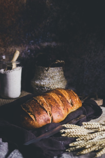 Foto un pane a lievitazione naturale con punte di grano da parte