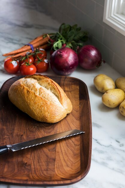 Pane a lievitazione naturale su tagliere di legno