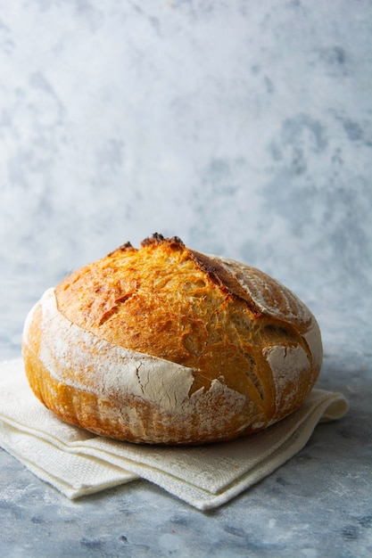 野生酵母から作られたサワー種の自家製パン、健康的なライフスタイル、家庭料理のコンセプト。