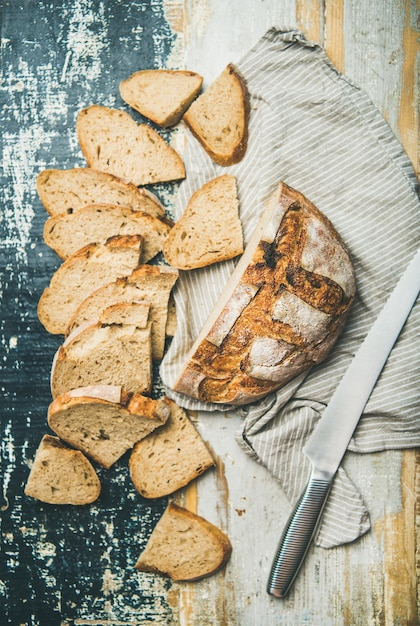Foto pagnotta di pane di grano tenero a lievitazione naturale