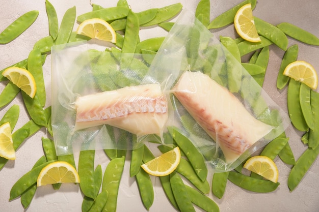 Foto concetto di cottura sous vide ingredienti confezionati sottovuoto disposti su sfondo chiaro