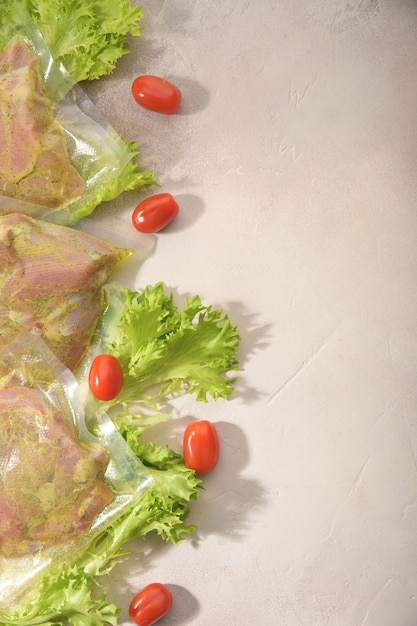 Concetto di cottura sous vide ingredienti confezionati sottovuoto