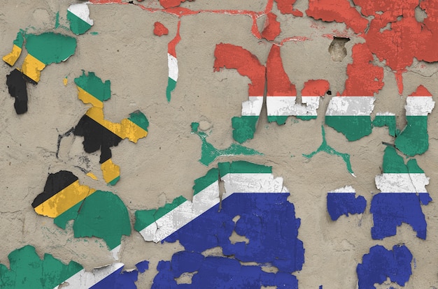 Bandiera del sudafrica raffigurata nei colori della vernice sul vecchio primo piano sudicio disordinato obsoleto del muro di cemento. banner con texture su sfondo ruvido