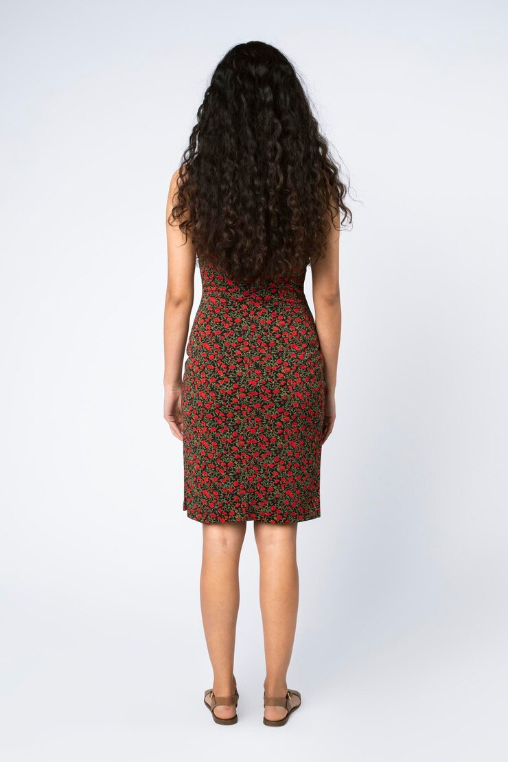 Photo south american woman with long curly hair full body