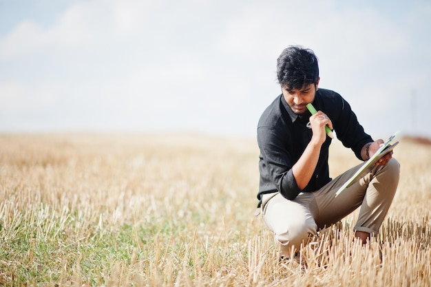 南アジアの農業従事者が小麦畑の農場を検査農業生産の概念