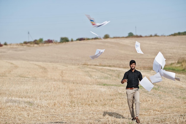 남아시아 농학자 농부는 밀밭 농업 생산 개념에서 종이를 하늘로 던졌다
