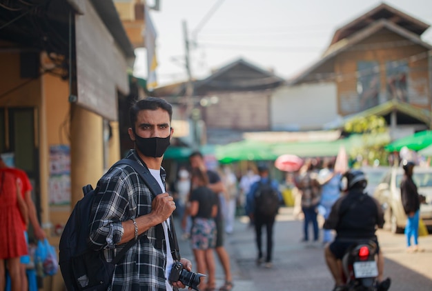 Турист из Южной Азии счастливо гуляет по длинным выходным в Бангкоке, Таиланд.
