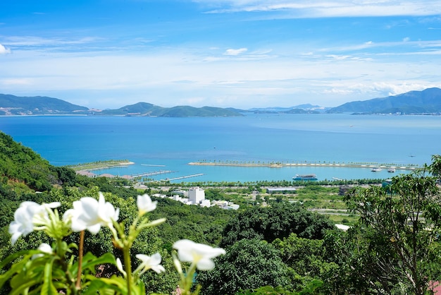 南シナ海、ニャチャン ベトナムのチュア ダ バオ パゴダからの風景