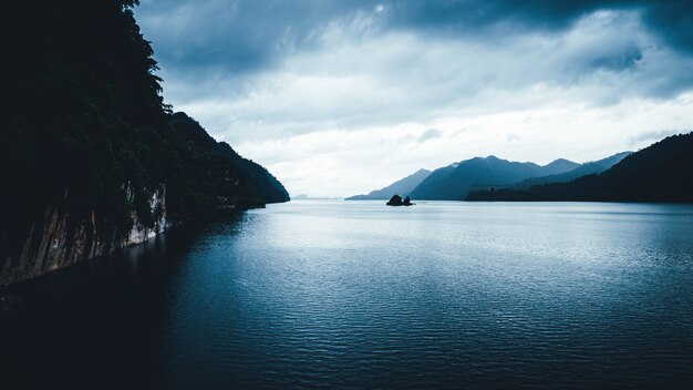 東南アジア山脈。美しい緑の自然の山の湖。自然の山の湖の風景。カンチャナブリタイ