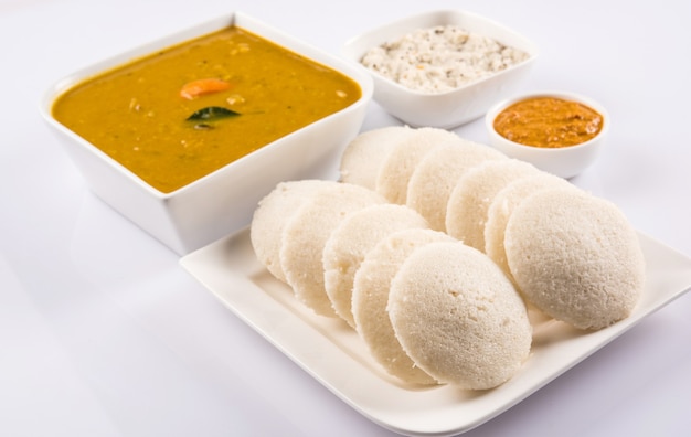 Photo south indian breakfast recipe idly or idli or rice cake served with coconut chutney and sambar, selective focus