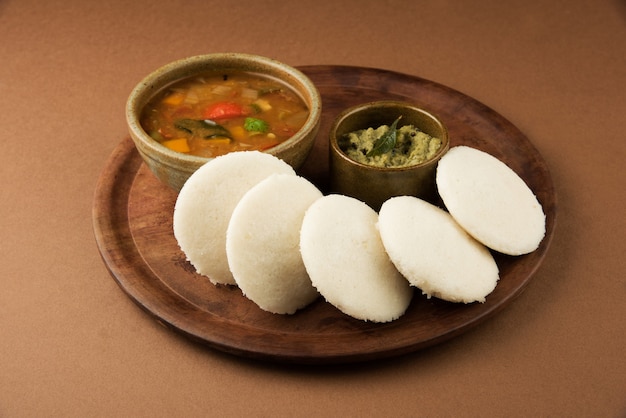 Photo south indian breakfast recipe idly or idli or rice cake served with coconut chutney and sambar, selective focus