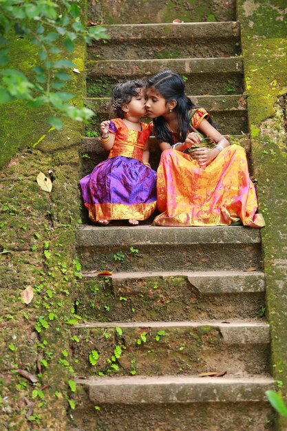 Photo south indian girl kids wearing  beautiful traditional dress long skirt and blouse