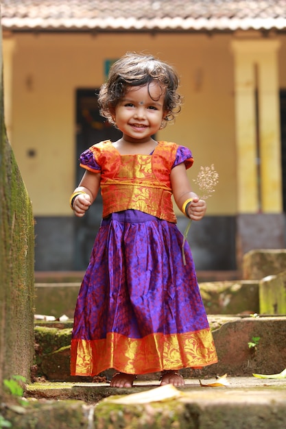 아름다운 전통 드레스 롱 스커트와 블라우스를 입고 남쪽 인도 여자 아이