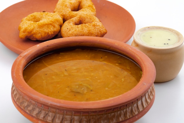 Colazione popolare dell'india meridionale vada, sambar o chutney