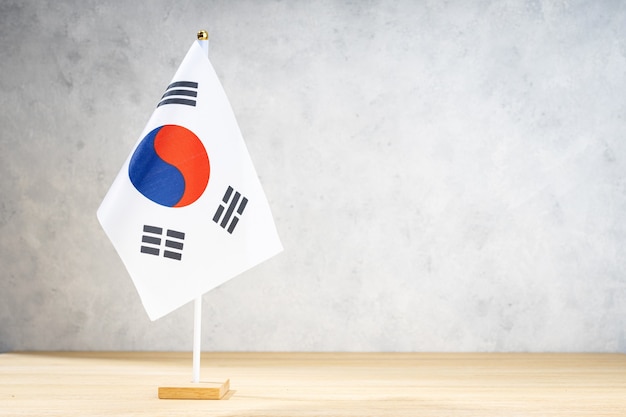 Флаг таблицы Южной Кореи на белой текстурированной стене. Скопируйте место для текста, дизайна или рисунков