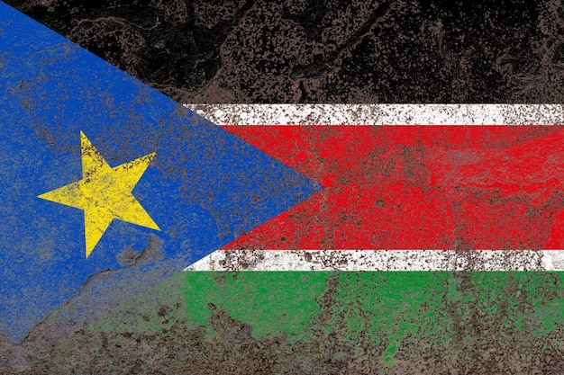 さびた古い鉄の金属板に南スーダンの旗