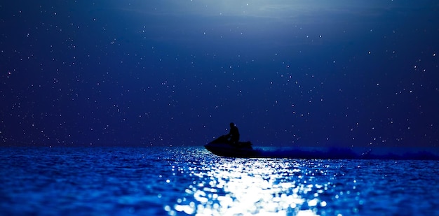 南の夜のワンダーランド月と穏やかな海の星