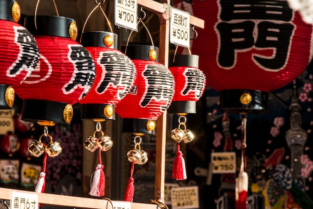 寺院の前の浅草市場でのお土産、東京、日本。