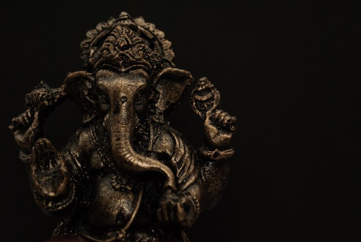 Photo 黒の背景にインドの神のお土産の置物