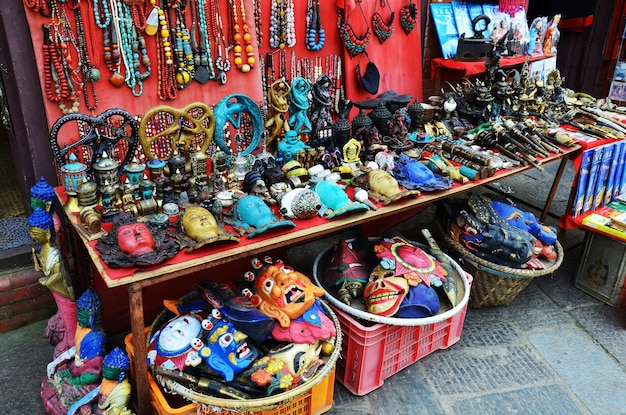 Souvenir geschenken handwerk handgemaakte handwerk Nepalese winkel voor Nepali mensen en buitenlandse reizigers reis bezoek winkelen in Swayambhunath of Monkey tempel in Kathmandu op 29 oktober 2013 in Katmandu Nepal