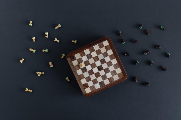 Фото Сувенирные деревянные шахматы на темном фоне интеллектуальная настольная игра