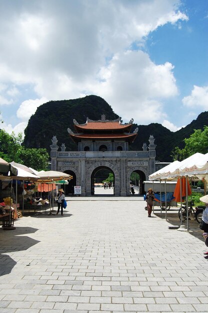 베트남 하노이에서 2012년 7월 8일 Hoa Lu에서 King Emperor Dinh Tien Hoang 사원과 Nhat Tru Pagoda에서 베트남인 및 여행자를 위한 기념품 선물 현지 상점 및 해외 선택 및 구매 쇼핑