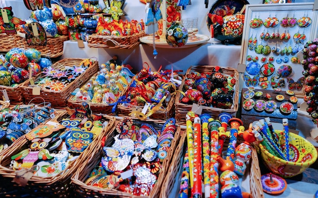 Souvenirs op de nachtkerstmarkt in het stadhuis in de winter van berlijn, duitsland. advent fair decoratie en kraampjes met ambachtelijke artikelen op de bazaar.