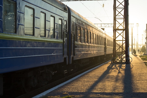 駅のプラットフォーム上のソビエトの鉄道車両。