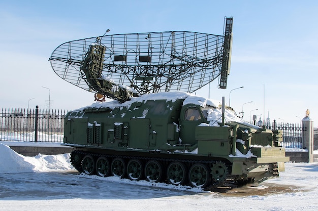 Фото Советская российская боевая машина на фоне голубого неба. российская военная техника.