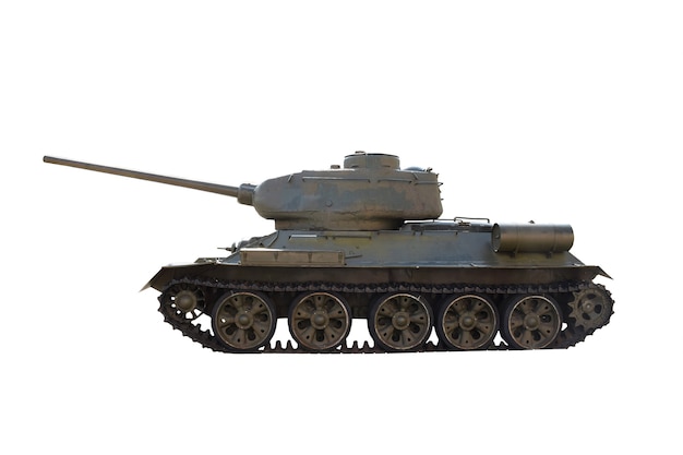 소련 T-34 탱크는 클리핑이 있는 깨끗한 흰색 배경에 밝은 태양 아래 옆으로 서 있습니다.