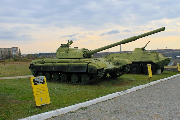 Sovjet militaire tank in park. Yuzhnoukrainsk, Oekraïne