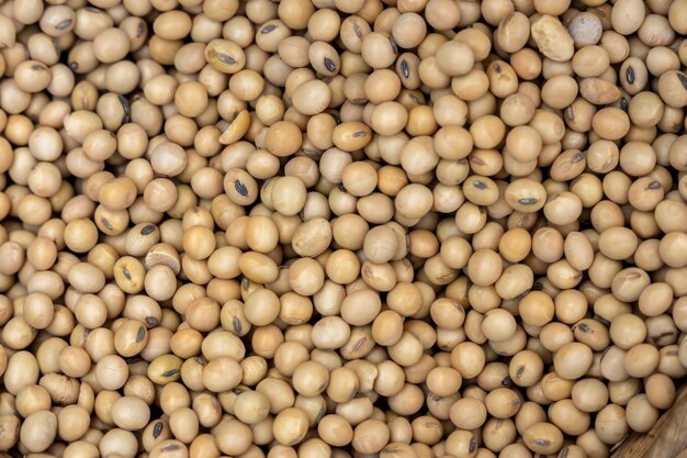 大豆の成熟した種子、大豆のフラットレイトップビューパイル、乾燥大豆のテクスチャと背景。