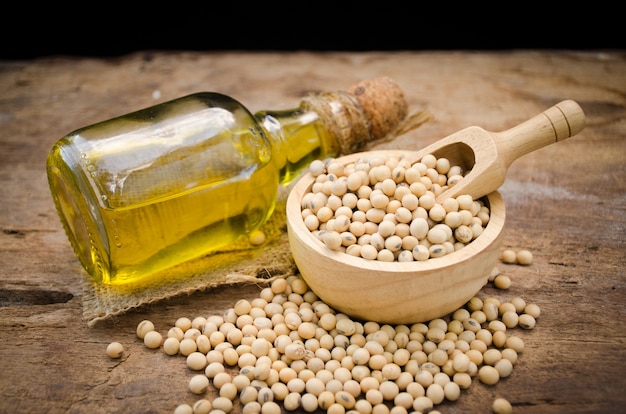 Photo soy bean and soy oil on wooden table