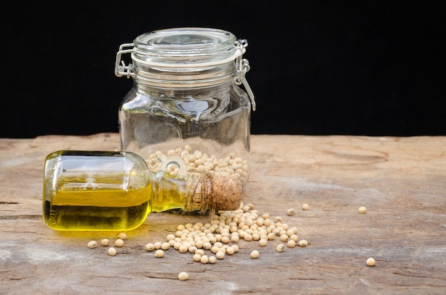 Photo soy bean and soy oil on wooden table