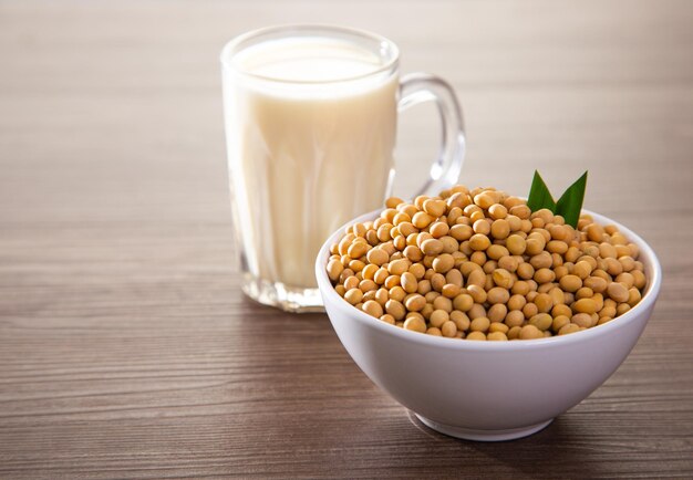 Photo soy bean on wooden surface