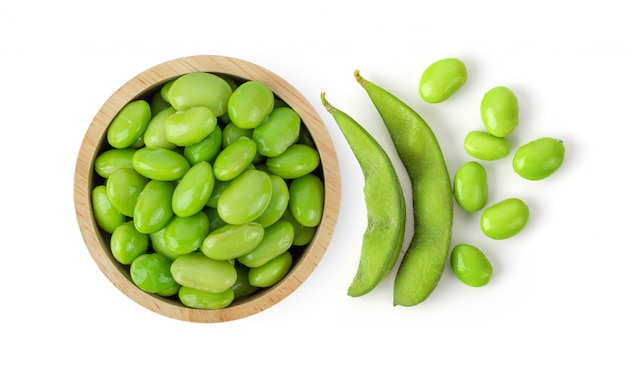 Photo soy beans in wood bowl isolated