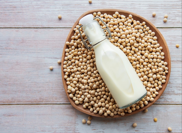 Photo soy milk and soy on the table  healthy plant product