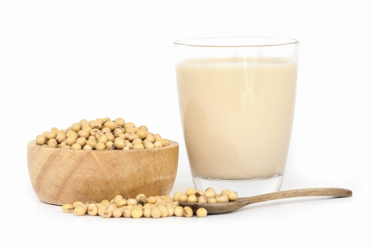 Photo soy milk with soybeans isolated